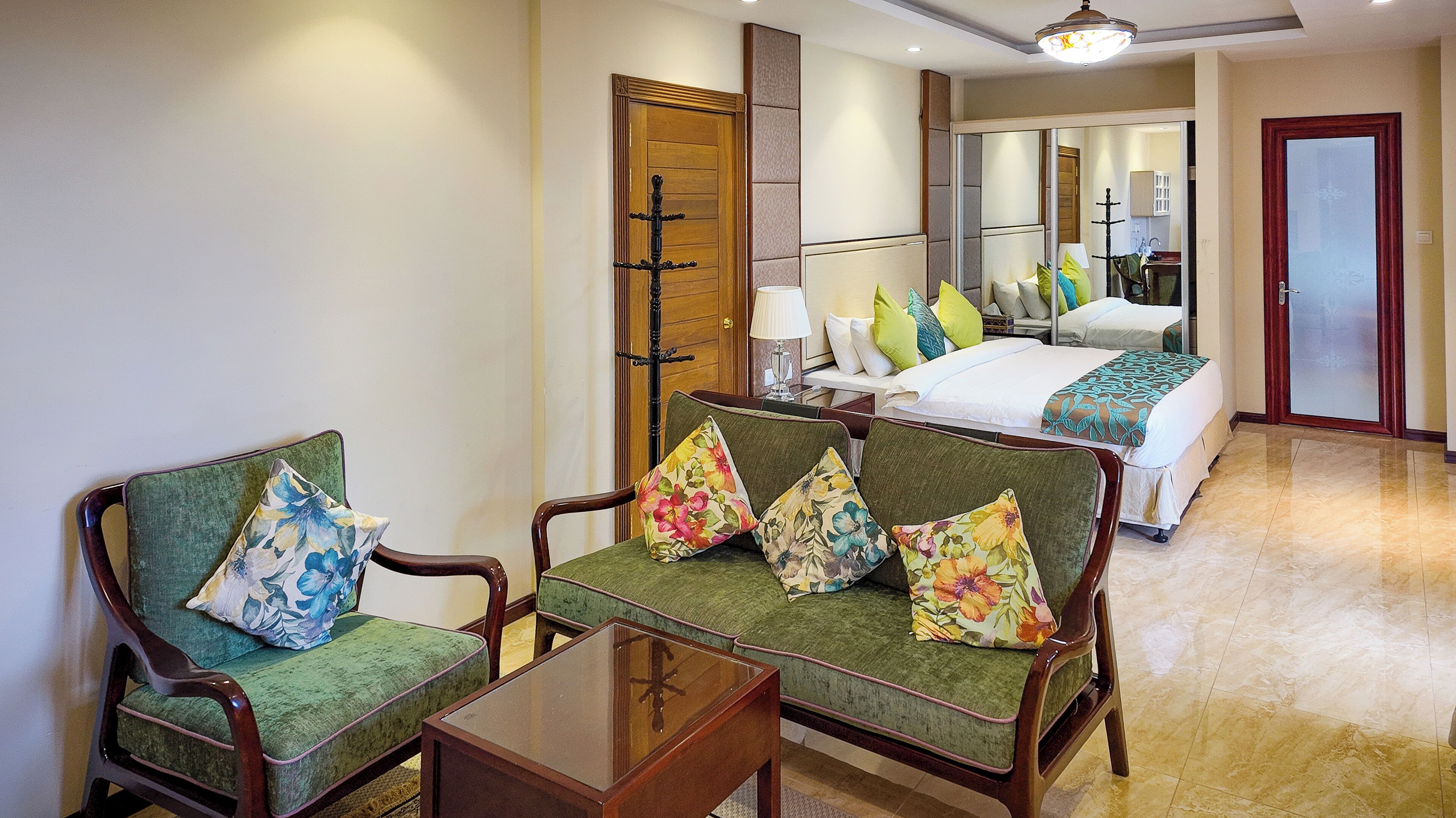 高级双人房 | 办公桌、笔记本电脑工作区、遮光窗帘、熨斗/熨板