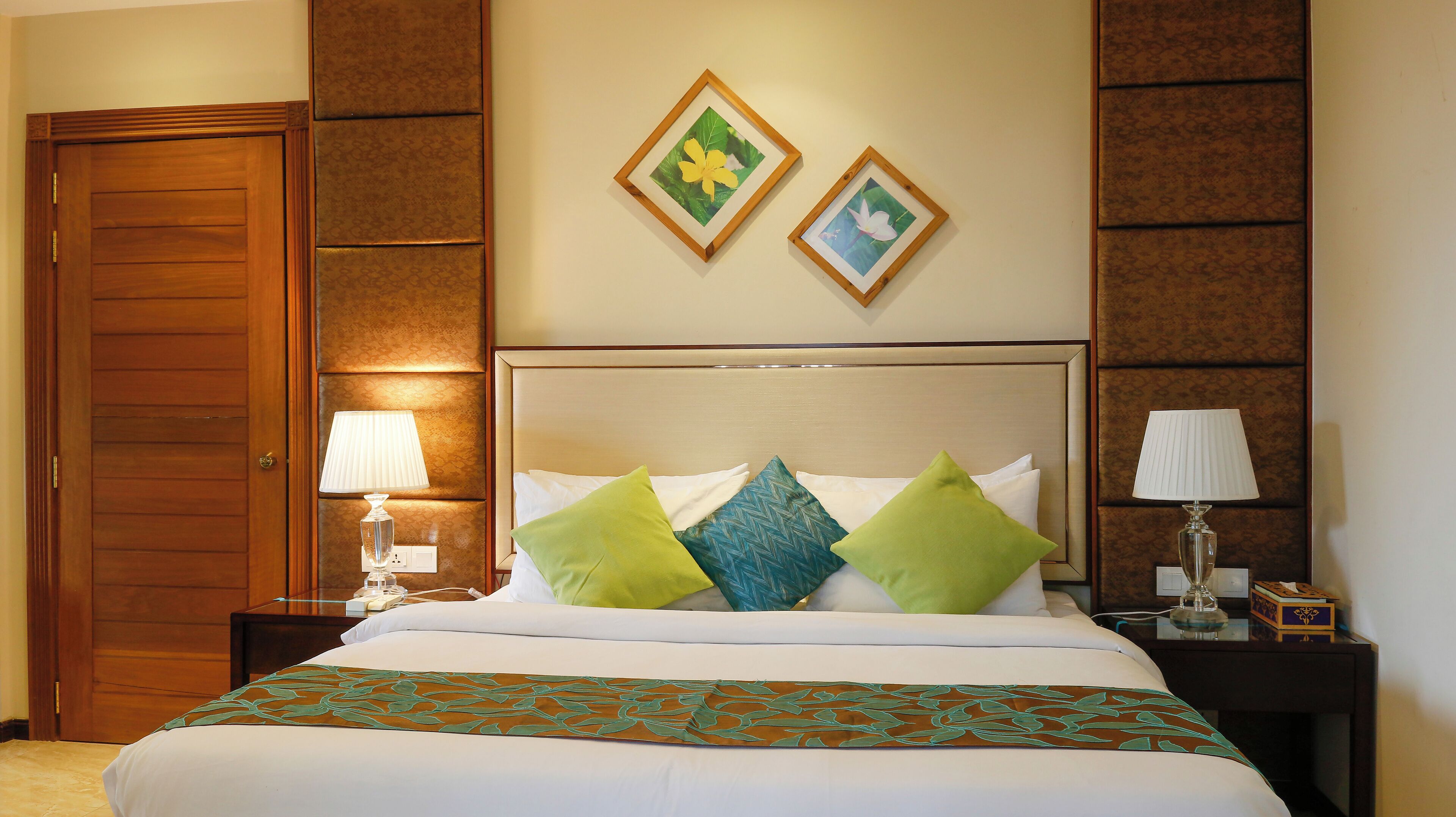 办公桌、笔记本电脑工作区、遮光窗帘、熨斗/熨板