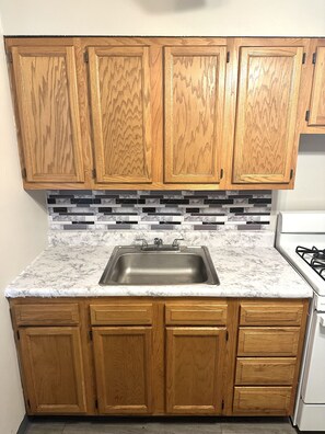 Jääkaappi, uuni, liesi, talouspaperi