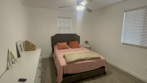 4 chambres, fer et planche à repasser, Wi-Fi, draps fournis