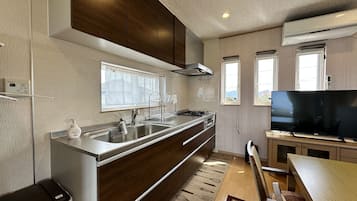 Full-size fridge, microwave, stovetop, cookware/dishes/utensils