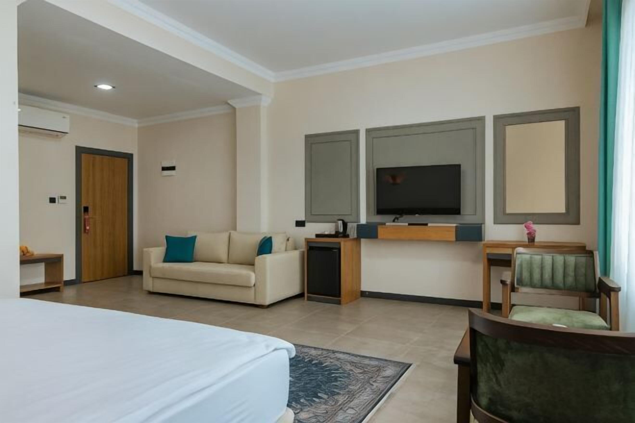Premium bedding, minibar, desk, soundproofing