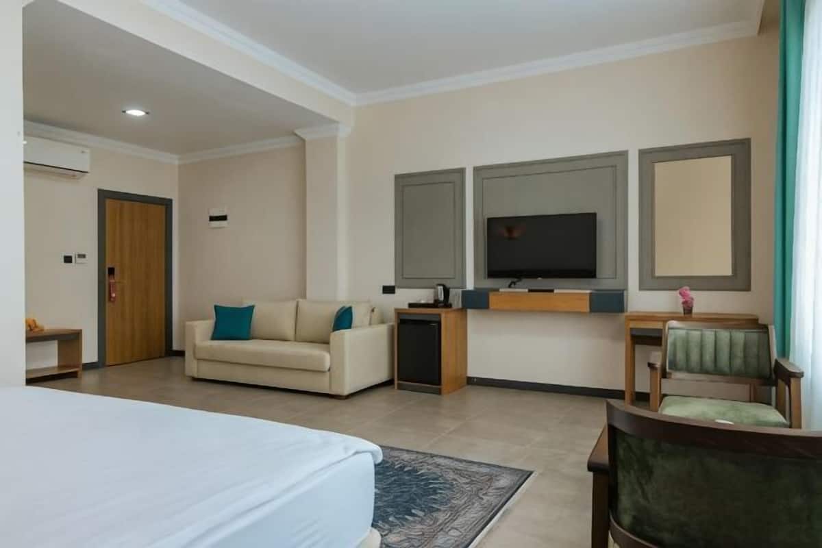 Roupas de cama premium, frigobar, escrivaninha, quartos à prova de som