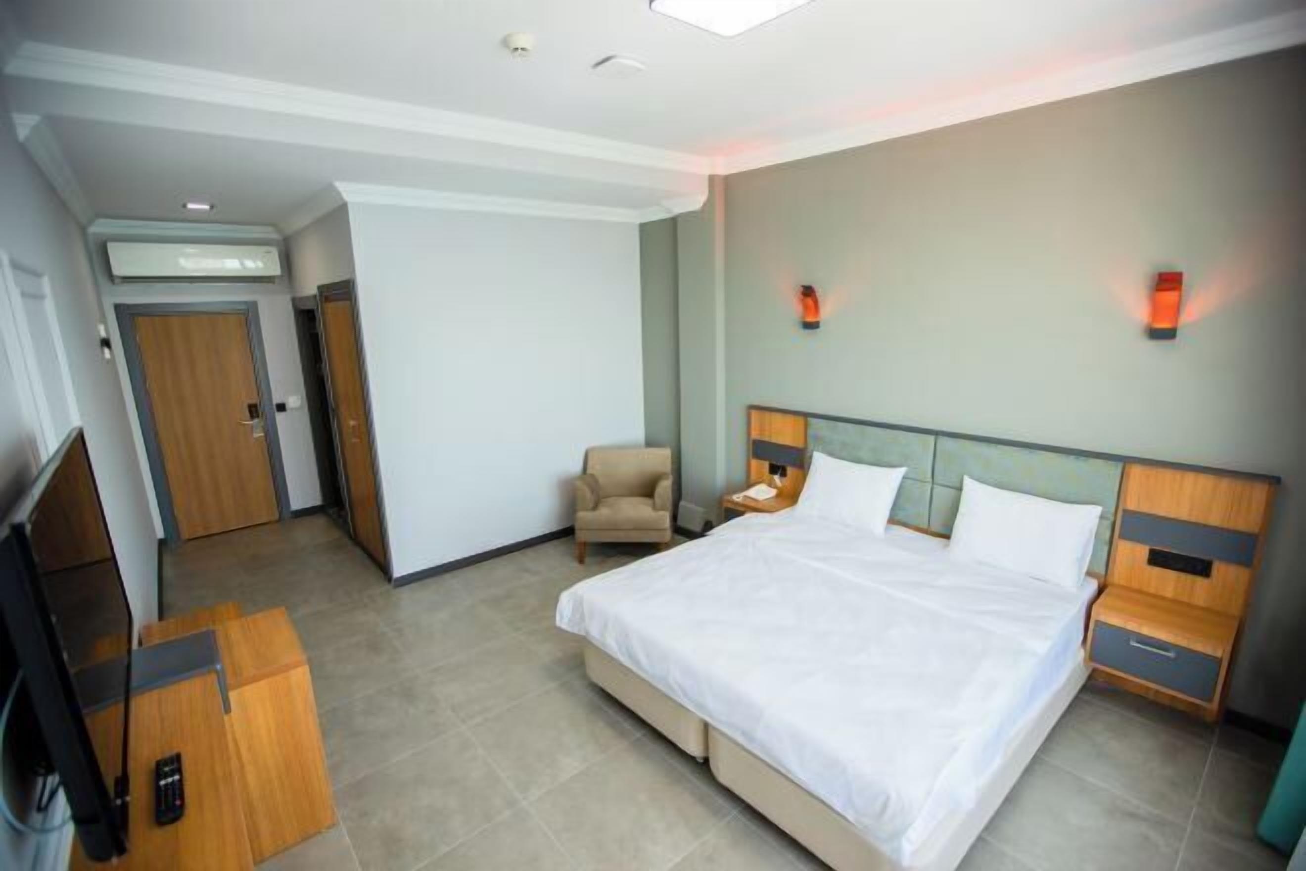 Roupas de cama premium, frigobar, escrivaninha, quartos à prova de som