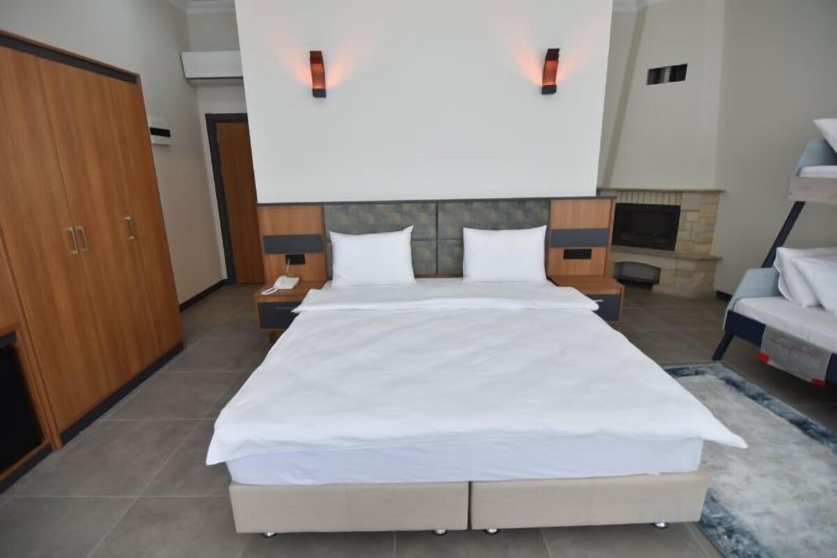 Ropa de cama de alta calidad, minibar, escritorio