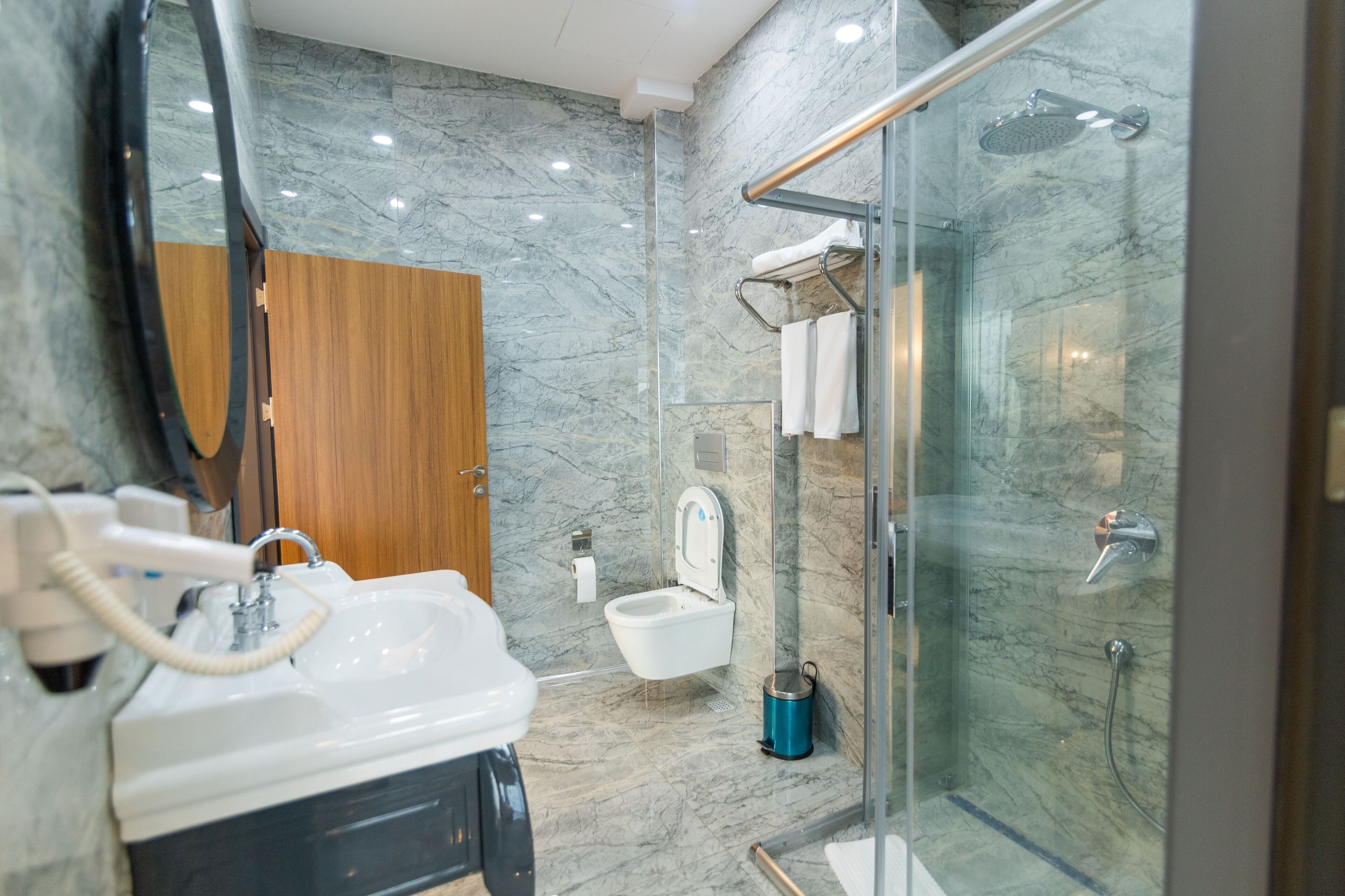 Suíte superluxo, 1 cama de casal, para não fumantes, vista para o mar | Banheiro | Chuveiro, chuveiro com efeito de chuva, produtos de toalete grátis 