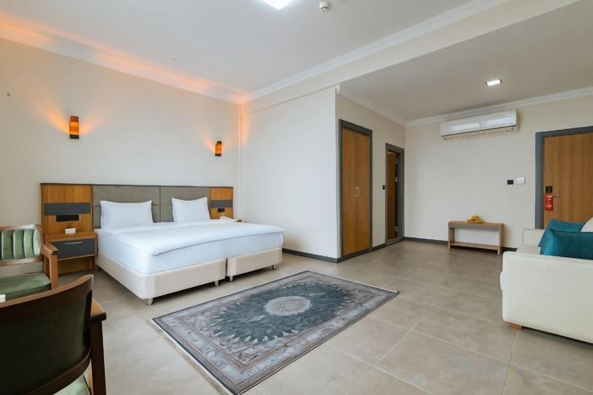 Ropa de cama de alta calidad, minibar, escritorio