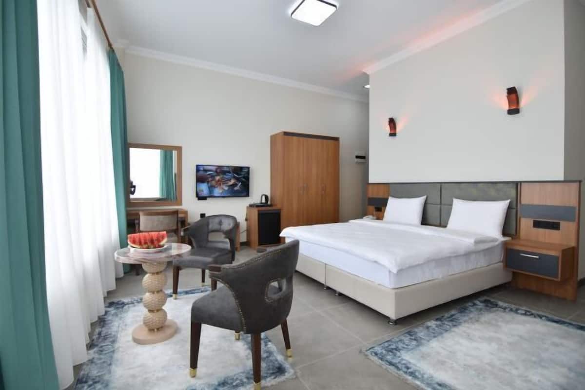 Roupas de cama premium, frigobar, escrivaninha, quartos à prova de som