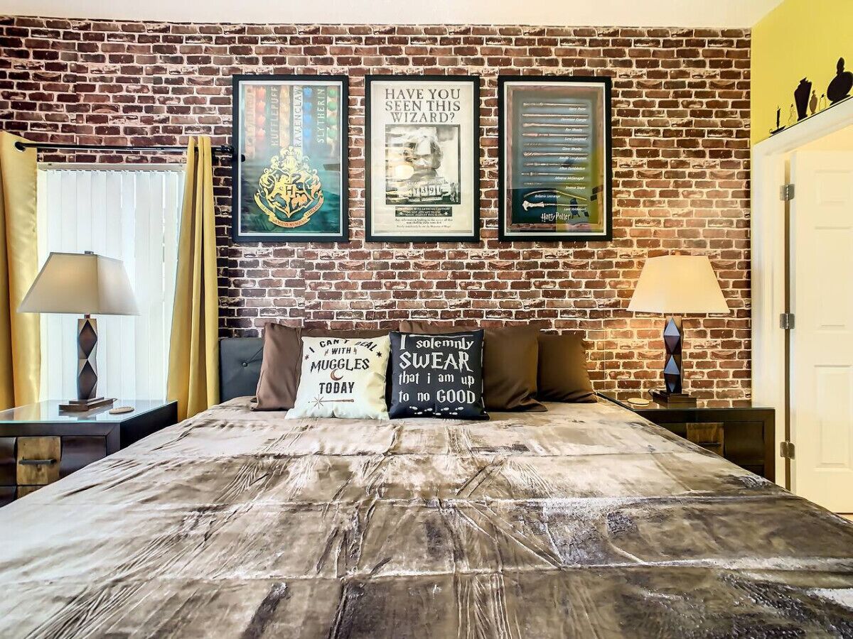 3 soverom, skrivebord, strykejern/-brett og reiseseng for barn