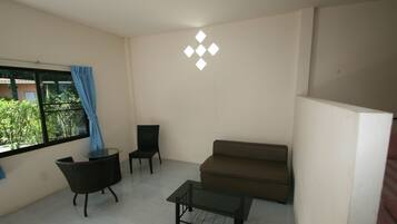 Bungalow Ekonomi, area taman | Area keluarga | TV