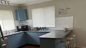 Fridge, microwave, oven, stovetop - Whole House in Nambucca Heads (Nambucca Heads)
