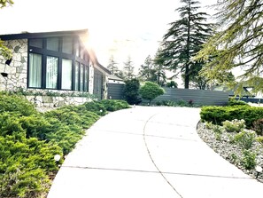 Property grounds - Four king size bedrooms with 5 bathrooms and a pool with a view of Mt. Shasta (Redding)