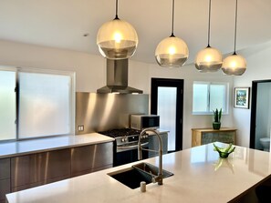 Fridge, microwave, oven, stovetop - Four king size bedrooms with 5 bathrooms and a pool with a view of Mt. Shasta (Redding)