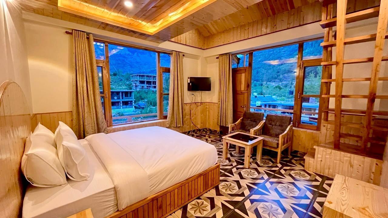 Family Duplex | Premium bedding, desk, free WiFi, bed sheets