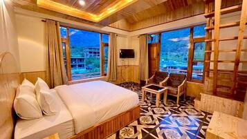 Family Duplex | Premium bedding, desk, free WiFi, bed sheets
