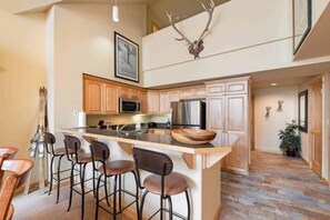 Fridge, microwave, oven, stovetop - Saint James Place 500 (Beaver Creek)