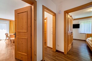 Interior - Apartment 'Obermoarhof Hönigspitze OG Deluxe' with Mountain View, Shared Garden and Wi-Fi (Lagundo)