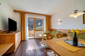 Interior - Apartment 'Obermoarhof Hönigspitze OG Deluxe' with Mountain View, Shared Garden and Wi-Fi (Lagundo)