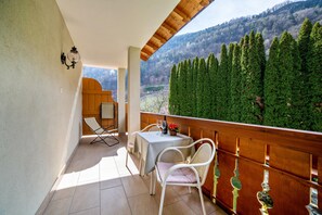 Outdoor dining - Apartment 'Obermoarhof Hönigspitze OG Deluxe' with Mountain View, Shared Garden and Wi-Fi (Lagundo)