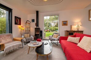 TV, fireplace, stereo
