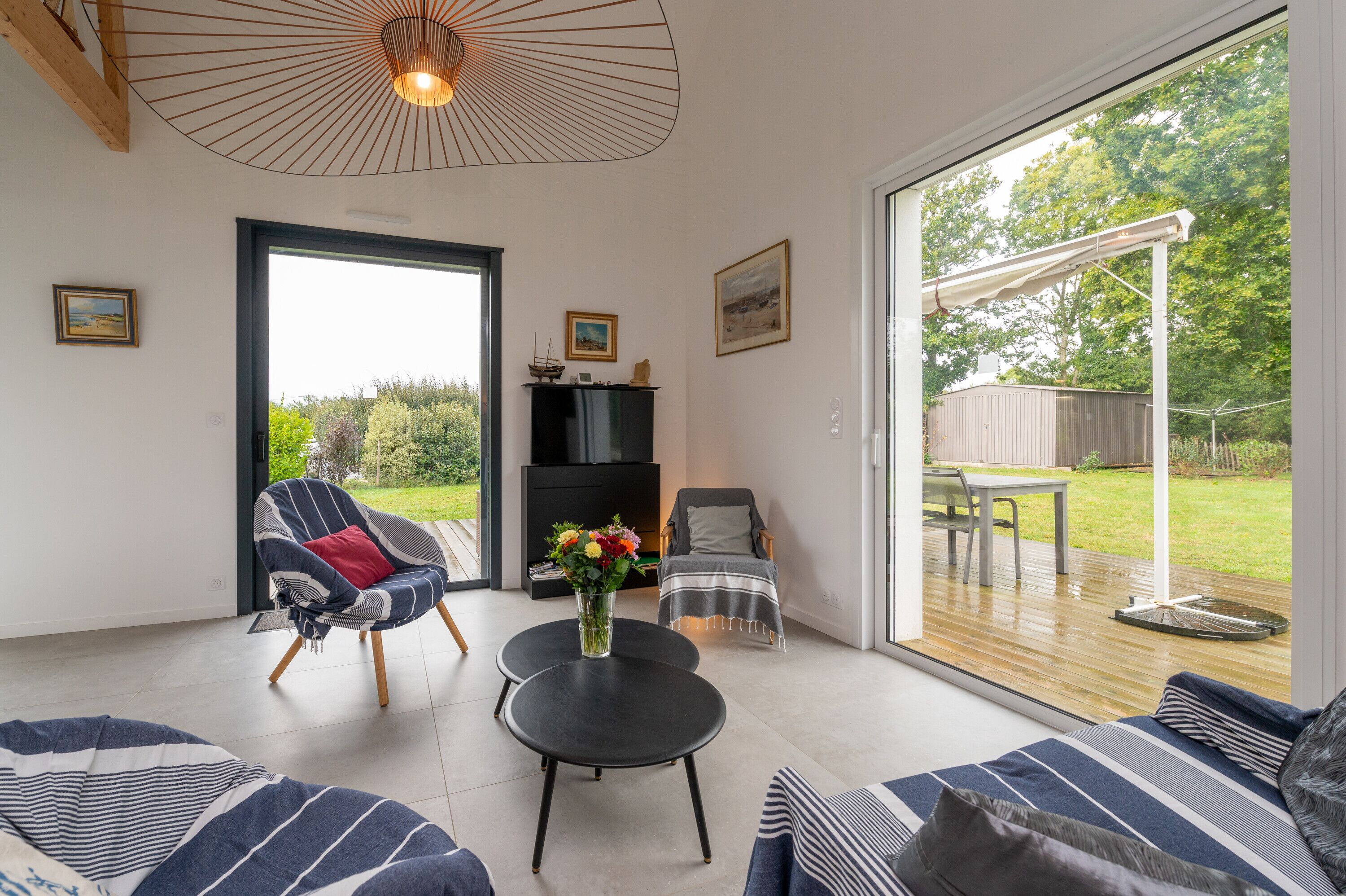 Télévision, cheminée, table de tennis de table