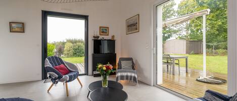 Tv, eldstad och ett bordtennisbord