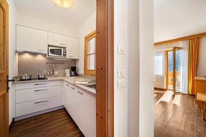 Réfrigérateur, micro-ondes, plaque de cuisson, lave-vaisselle