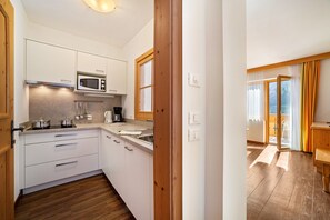 Køleskab, mikrobølgeovn, kogeplade, opvaskemaskine