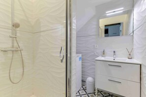 Regadera, amenidades de baño gratuitas, secadora de cabello, batas 