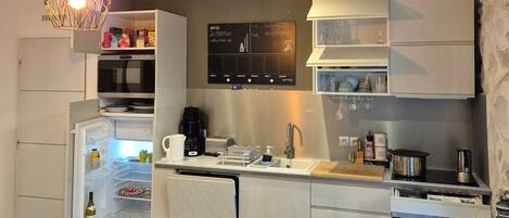 Réfrigérateur, micro-ondes, four, plaque de cuisson