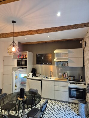 Kühlschrank, Mikrowelle, Ofen, Herdplatte