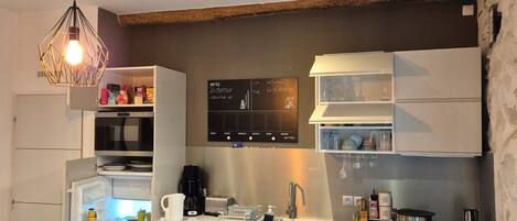 Réfrigérateur, four à micro-ondes, un four, surface de cuisson
