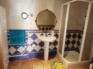 Chuveiro, toalhas de banho