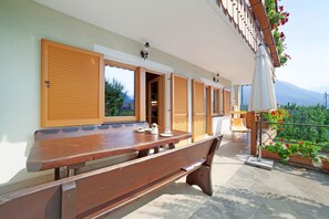 Outdoor dining - Apartment 'Obermoarhof Hönigspitze EG' with Mountain View, Private Terrace and Wi-Fi (Lagundo)