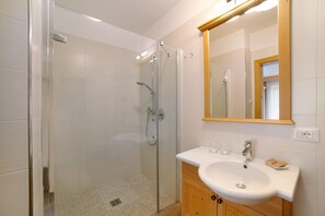 Shower, towels - Apartment 'Obermoarhof Hönigspitze EG' with Mountain View, Private Terrace and Wi-Fi (Lagundo)