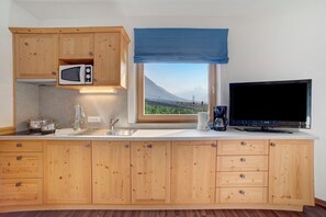 Kühlschrank, Mikrowelle, Herdplatte, Geschirrspüler