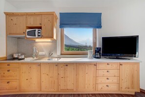 Réfrigérateur, micro-ondes, plaque de cuisson, lave-vaisselle
