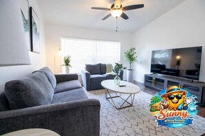 TV, offices - 🏡 Entire Modern Home in Dade City | 3 Bed, 2 Bath (Dade City)