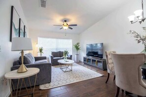 TV, offices - 🏡 Entire Modern Home in Dade City | 3 Bed, 2 Bath (Dade City)