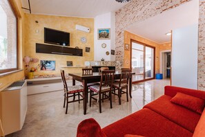 Fernseher, Kamin, Stereoanlage