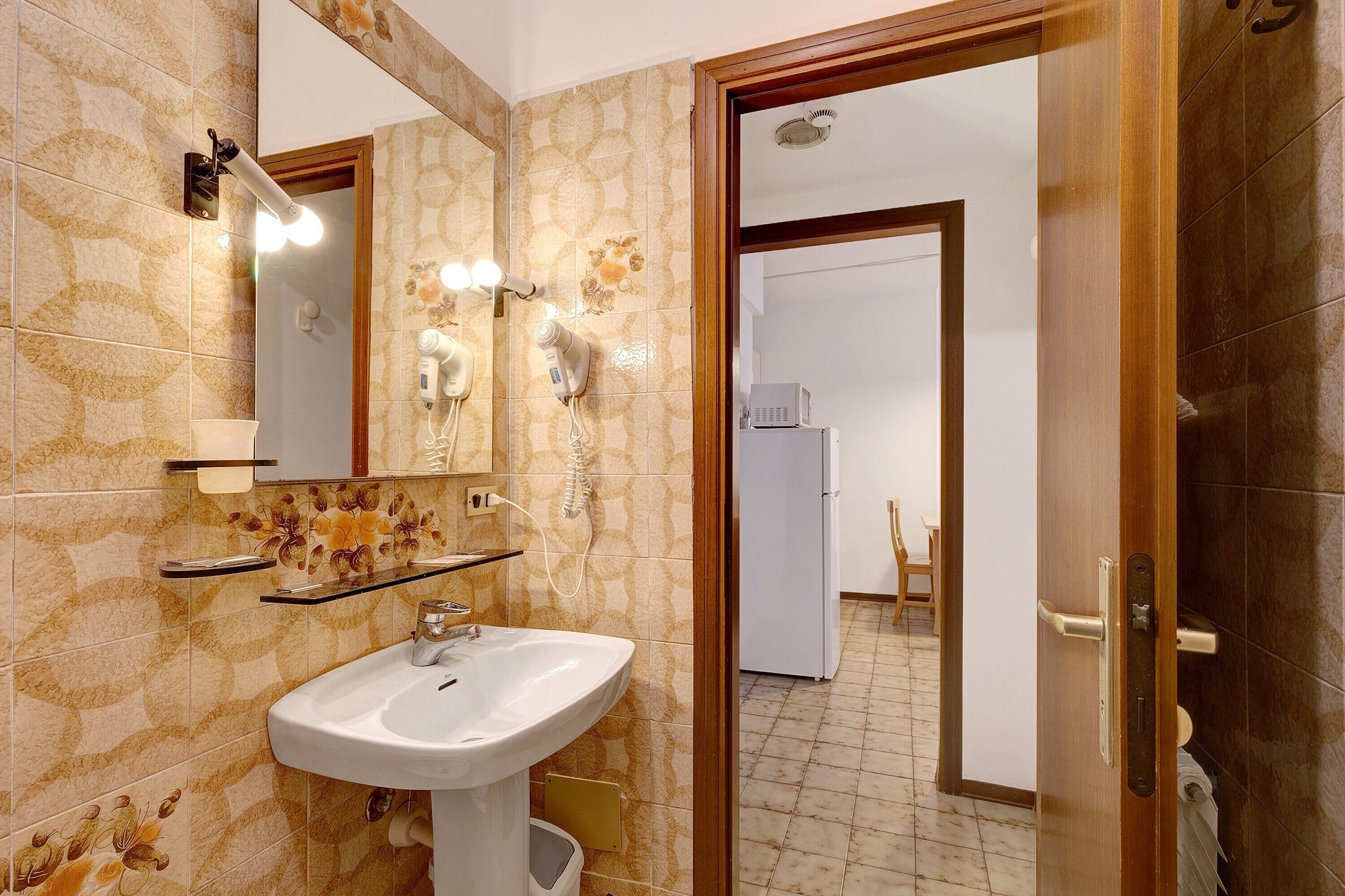 Douche, sèche-cheveux, serviettes fournies