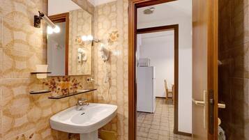 Douche, sĂšche-cheveux, serviettes fournies