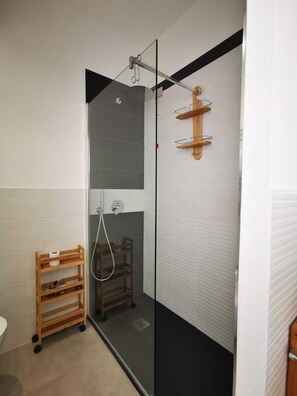 SĂšche-cheveux, serviettes fournies, savon, papier toilette