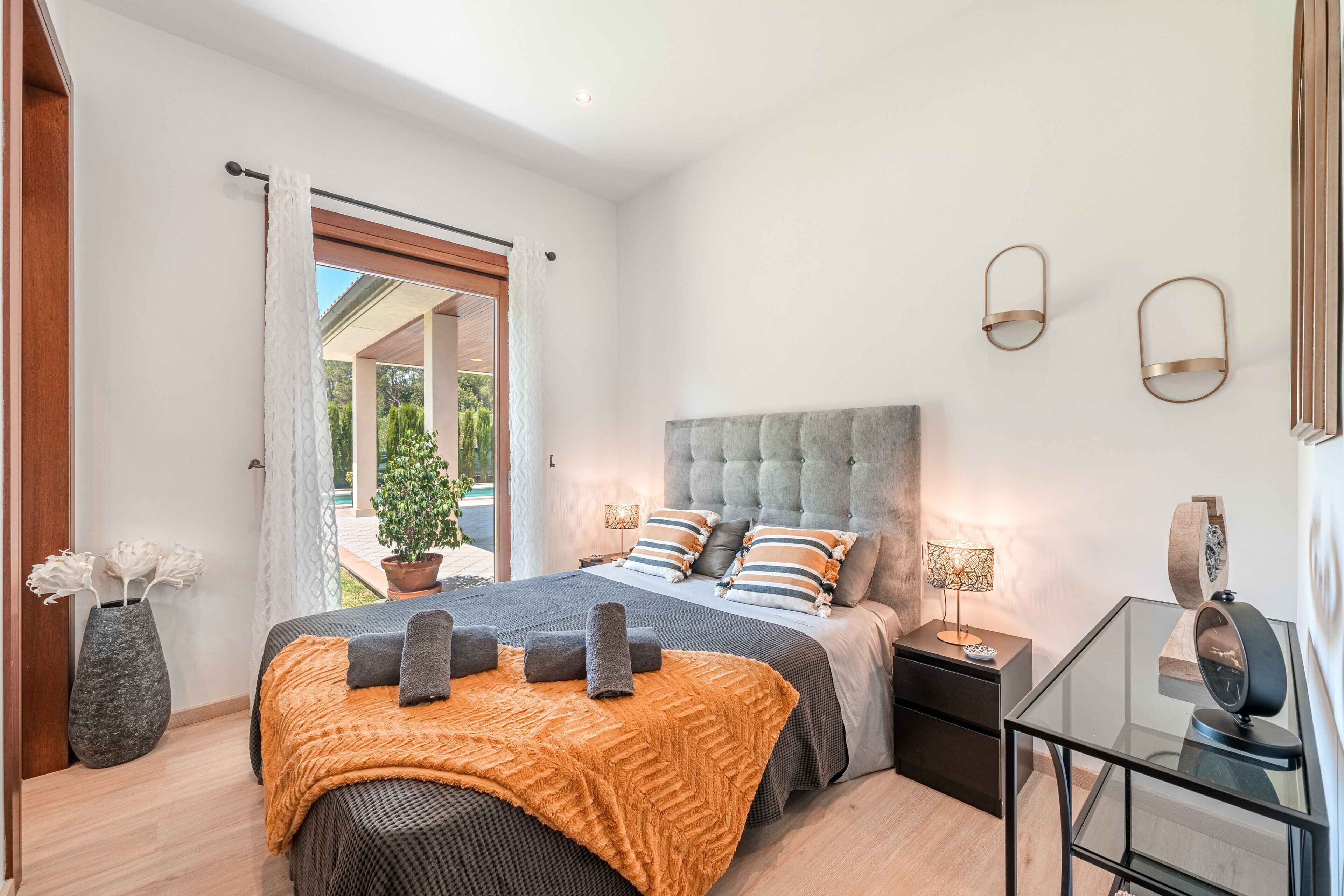 4 bedrooms, iron/ironing board, free WiFi, bed sheets