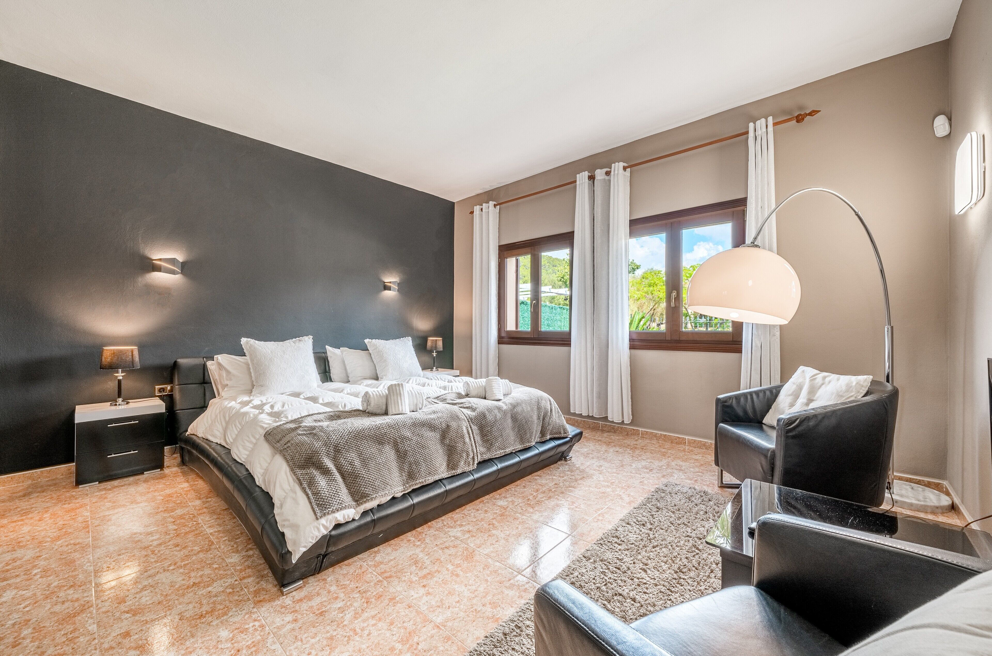 6 bedrooms, iron/ironing board, free WiFi, bed sheets