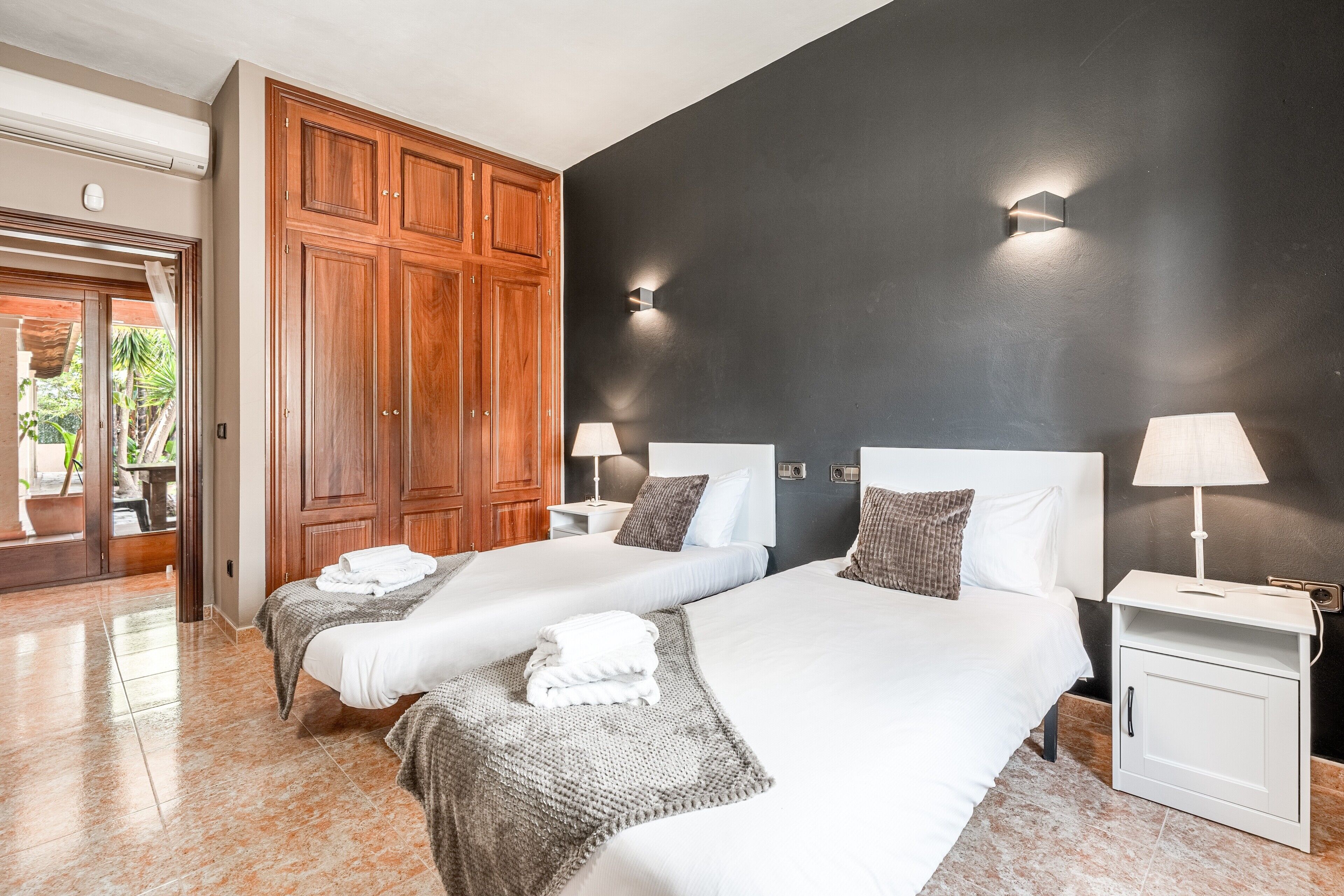 6 bedrooms, iron/ironing board, free WiFi, bed sheets