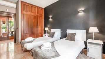 6 bedrooms, iron/ironing board, free WiFi, bed sheets