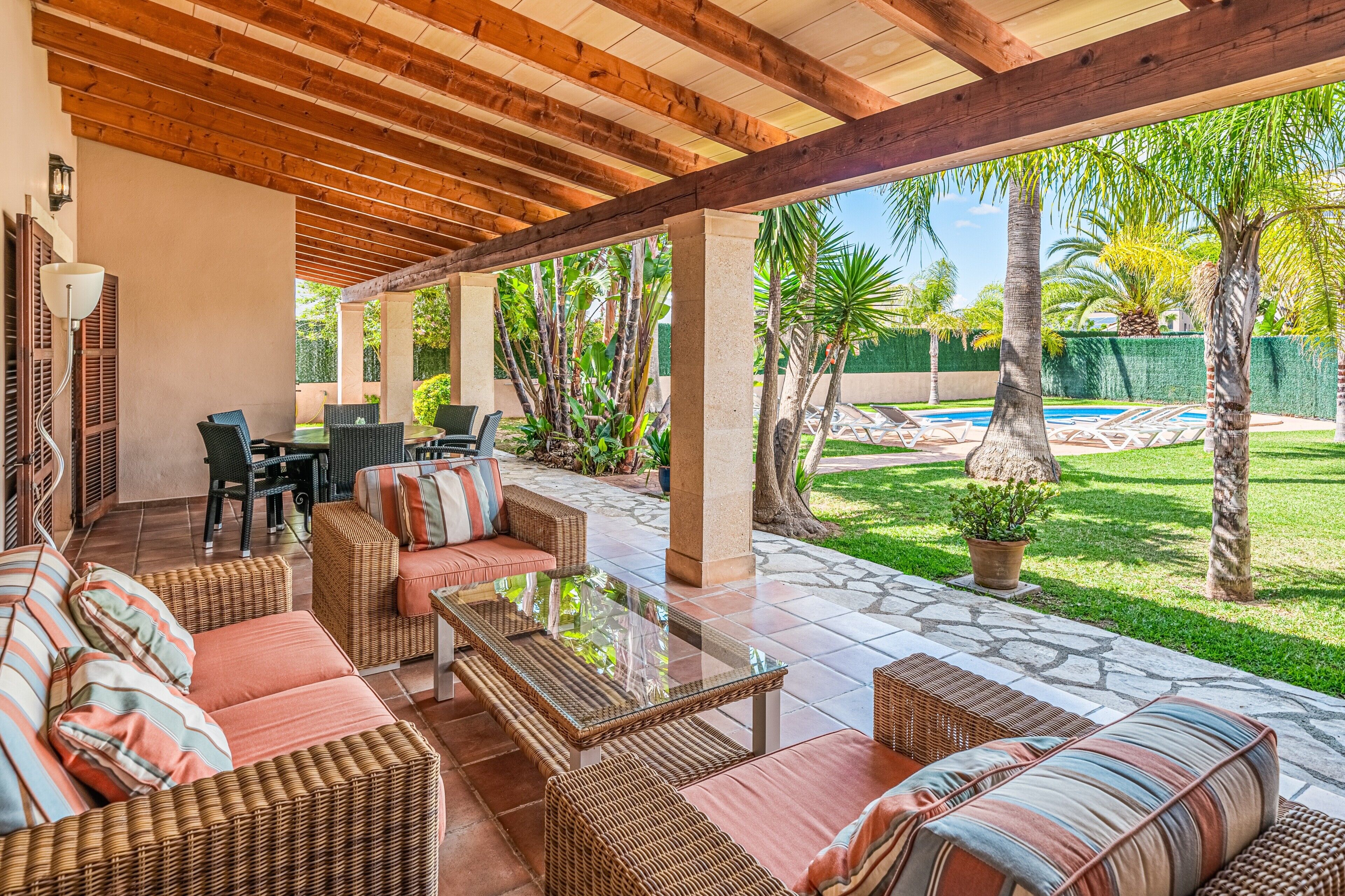 屋外ダイニングエリア