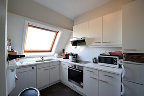 Kylskåp, mikrovågsugn, ugn och spishäll