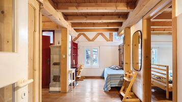 4 bedrooms, desk, iron/ironing board, free WiFi